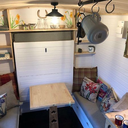 Clydesdale Shepherds Hut Hotel Belfast Buitenkant foto